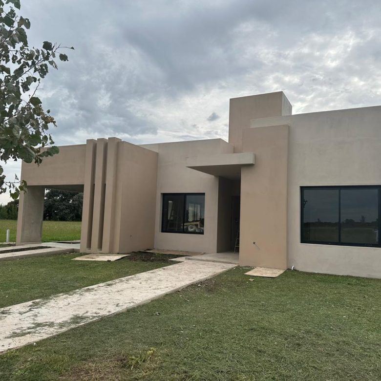 Casa a Estrenar en Venta en Club de Campo La Federala, Lobos (3 Dorm – 1200 m²)