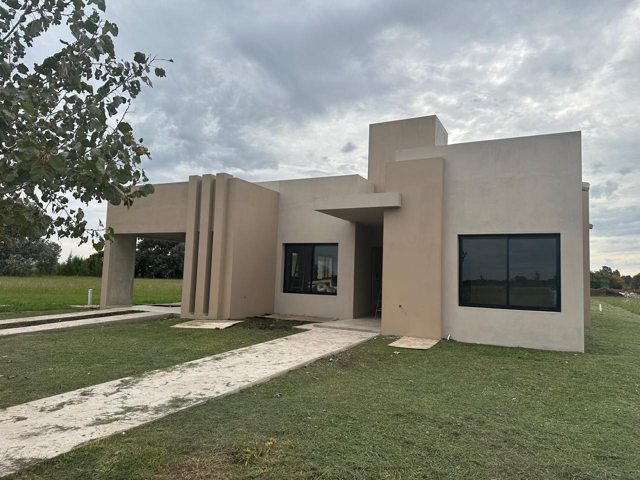 Casa a Estrenar en Venta en Club de Campo La Federala, Lobos (3 Dorm – 1200 m²)