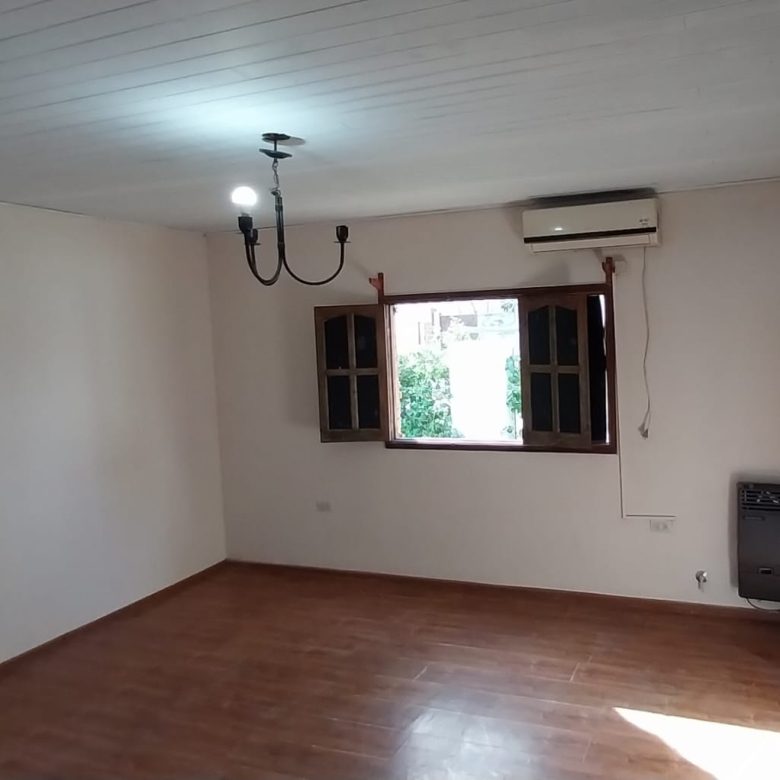 Casa con Pileta en Venta en Ayacucho 241 y 243, Laguna de Lobos (2 Dorm – 600 m²)