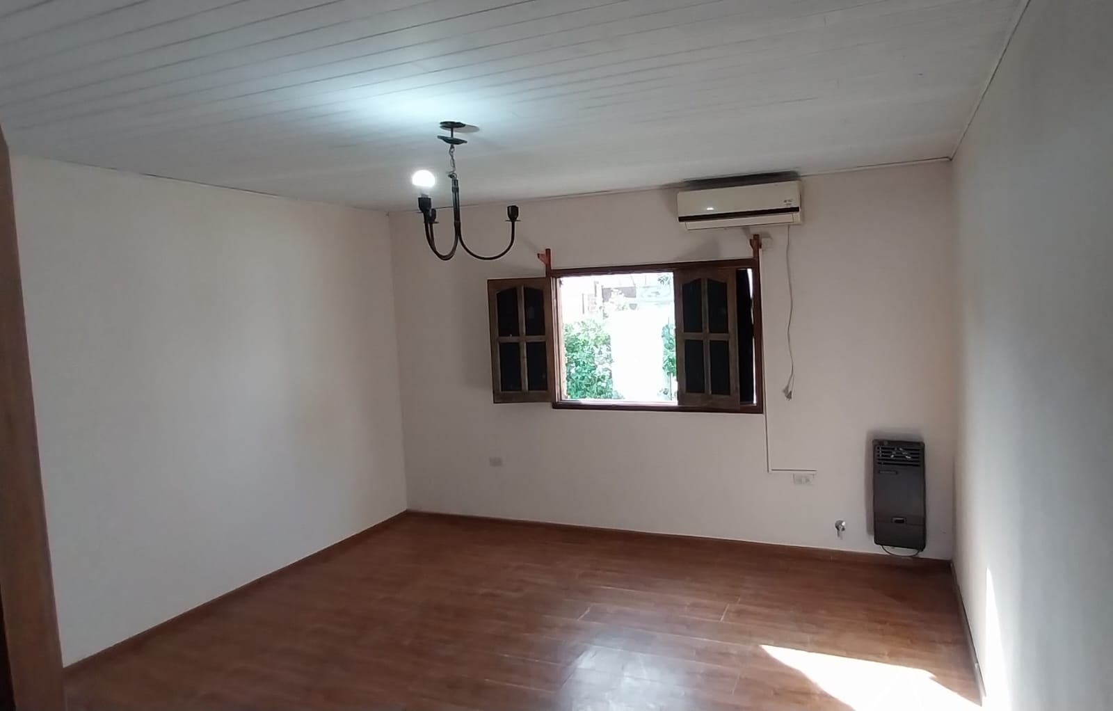 Casa con Pileta en Venta en Ayacucho 241 y 243, Laguna de Lobos (2 Dorm – 600 m²)
