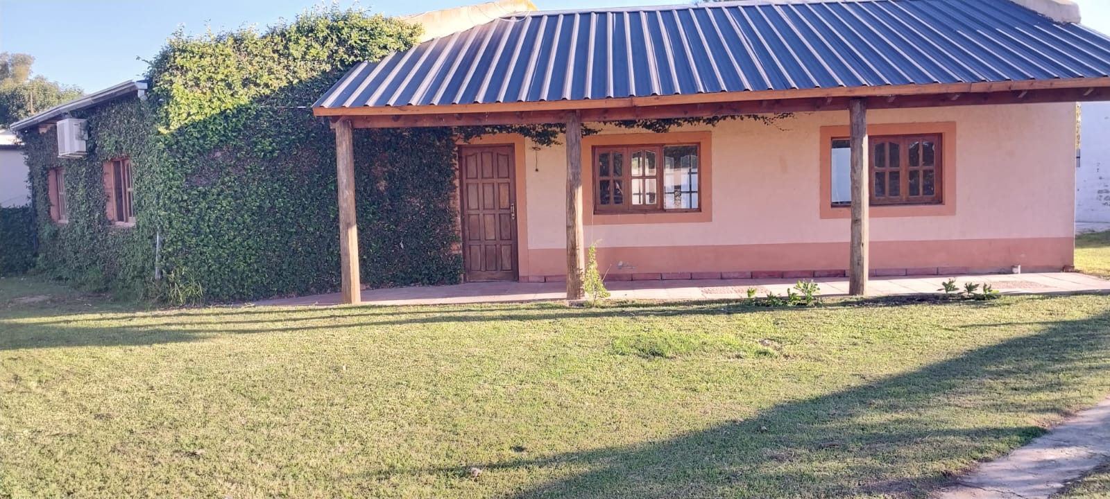 Casa con Pileta en Venta en Ayacucho 241 y 243, Laguna de Lobos (2 Dorm – 600 m²)