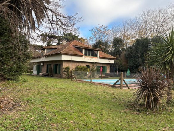 Chalet con Quincho en Venta en Lobos