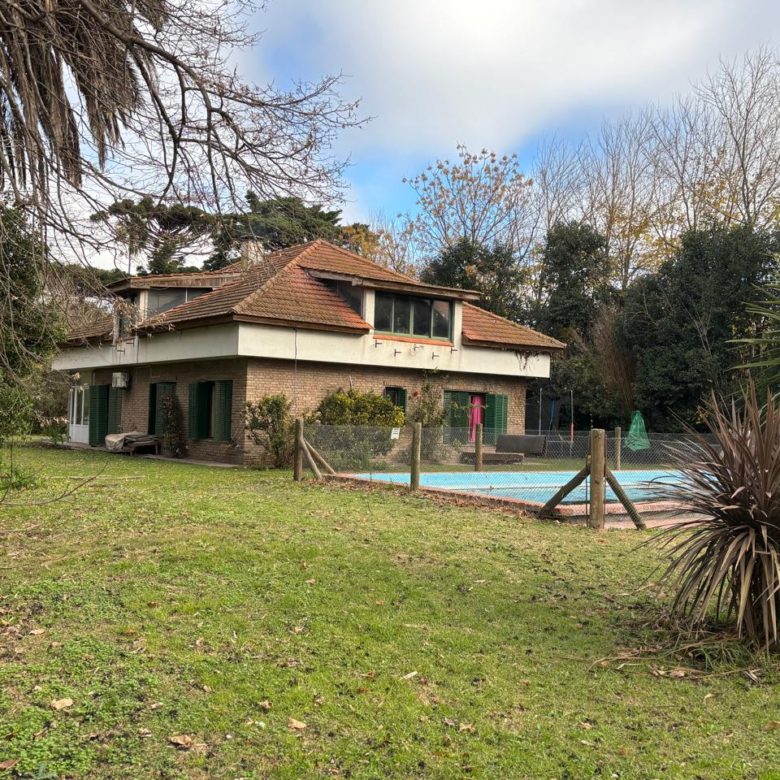 Chalet con Quincho en Venta en Lobos