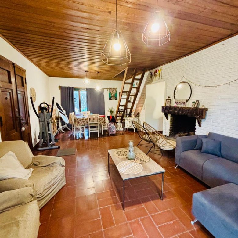 Chalet con Quincho en Venta en Lobos