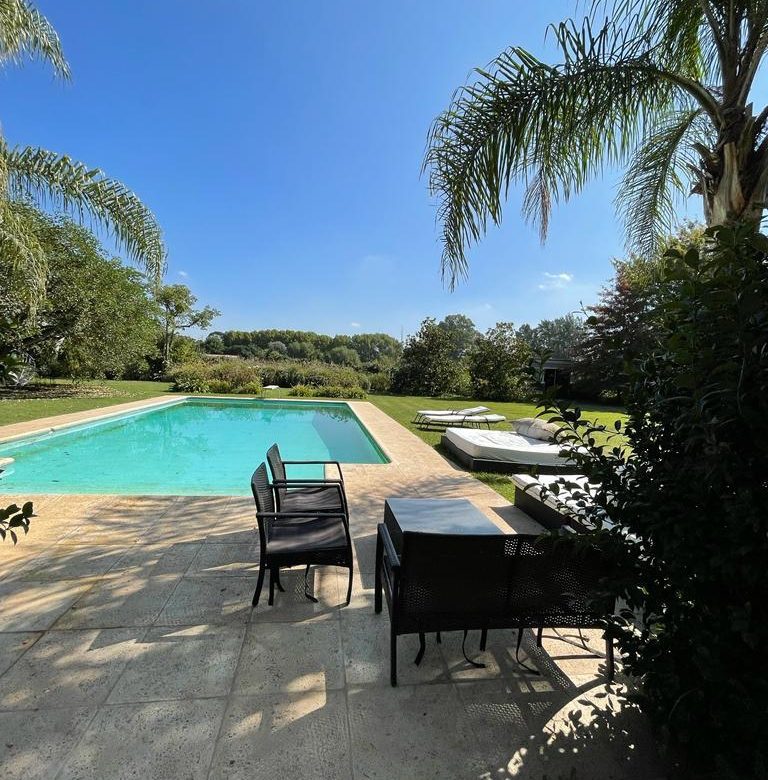 Casa en Venta en Lobos – A 7 Cuadras del Centro, con Piscina y Quincho