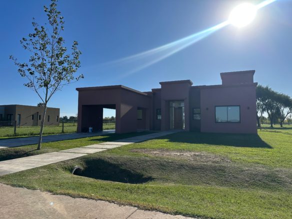 Casa a Estrenar en Venta en Club de Campo La Federala, Lobos (2 Dorm – 1200 m²)