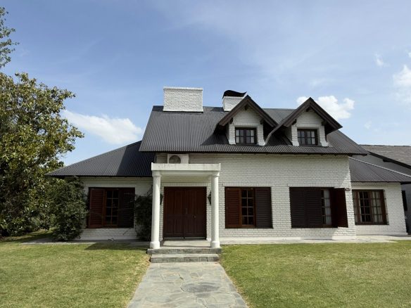 Chalet con Pileta en Venta en Lobos (3 Dorm – 1980 m²)