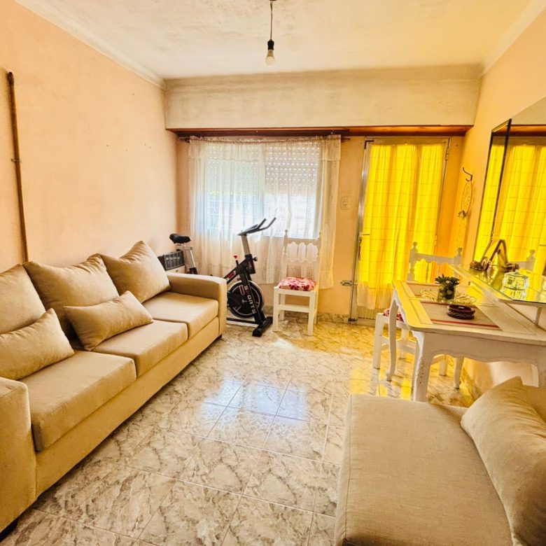 Venta de casa en LOBOS con 2 dormitorios.