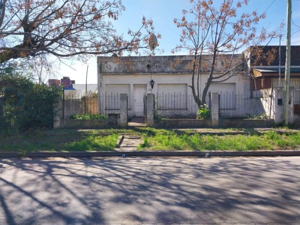 Venta de casa a refaccionar en LOBOS con 3 dormitorios.