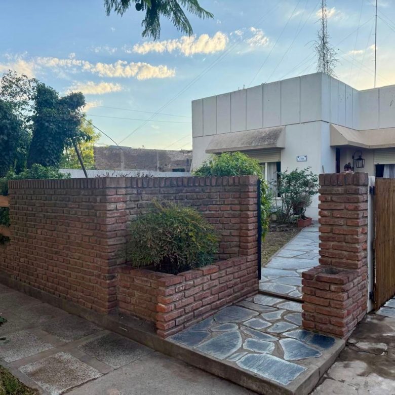 Venta de casa en LOBOS con 2 dormitorios.