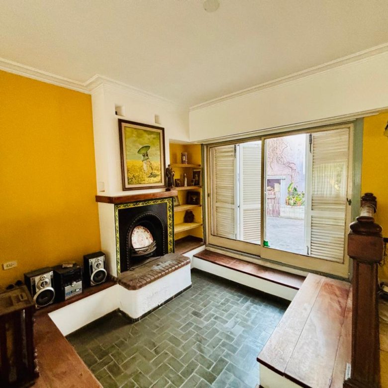 Venta de casa en LOBOS con 2 dormitorios.