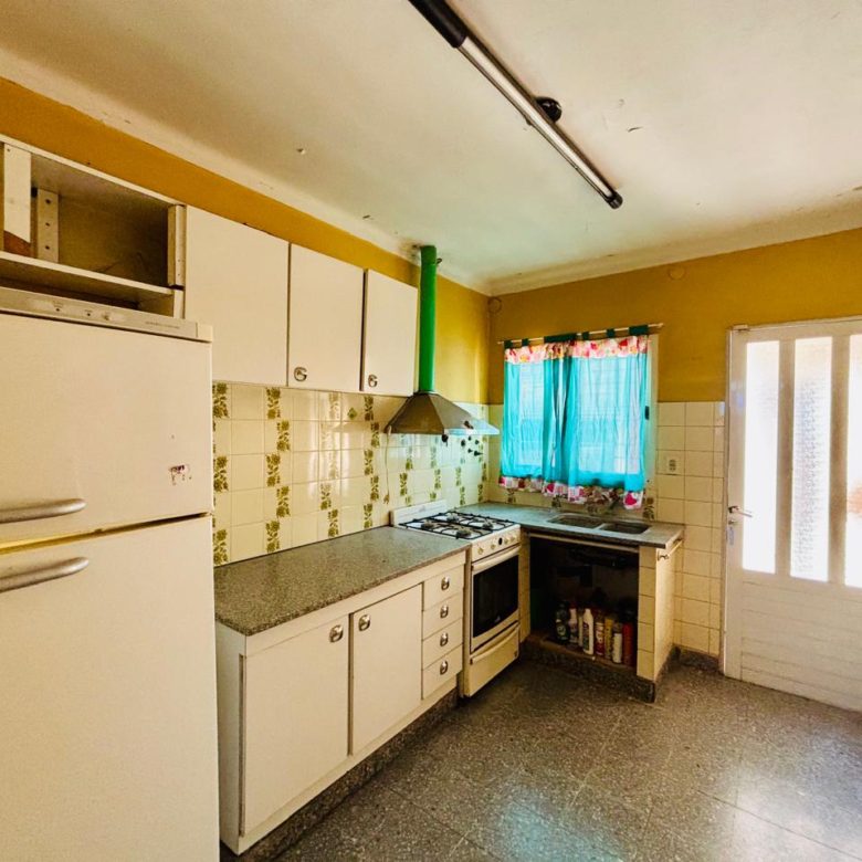 Venta de casa en LOBOS con 2 dormitorios.