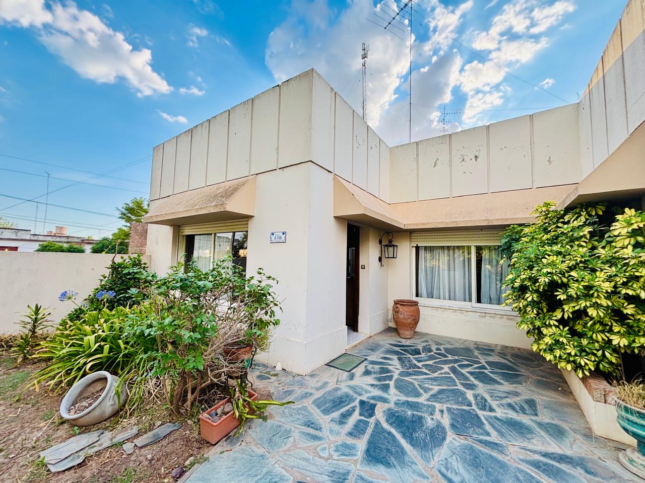 Venta de casa en LOBOS con 2 dormitorios.