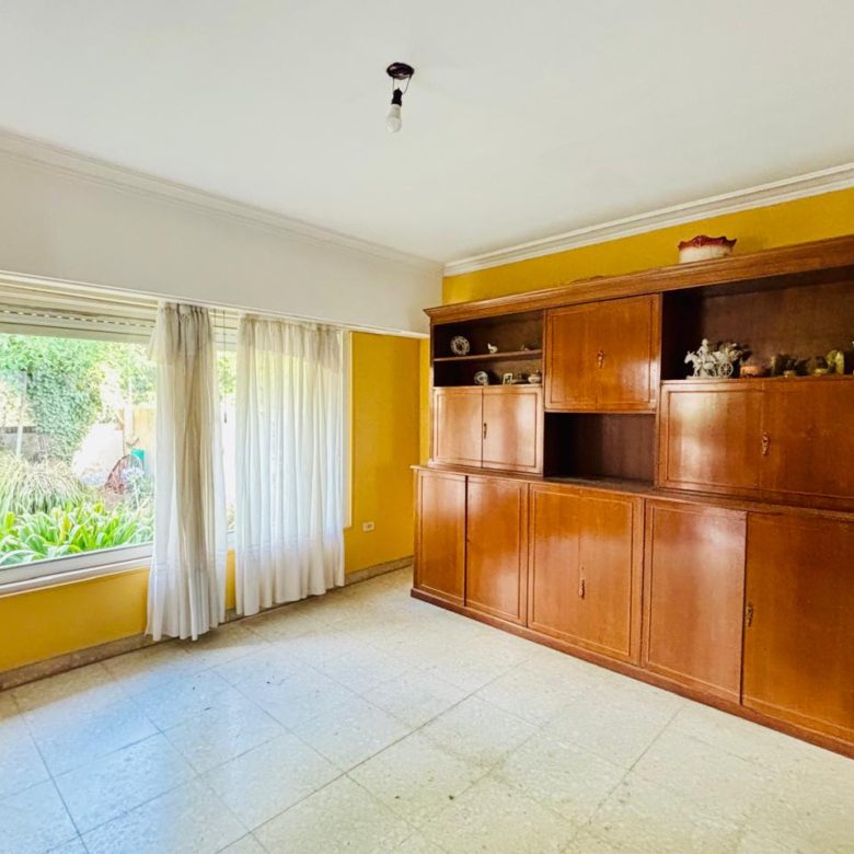 Venta de casa en LOBOS con 2 dormitorios.