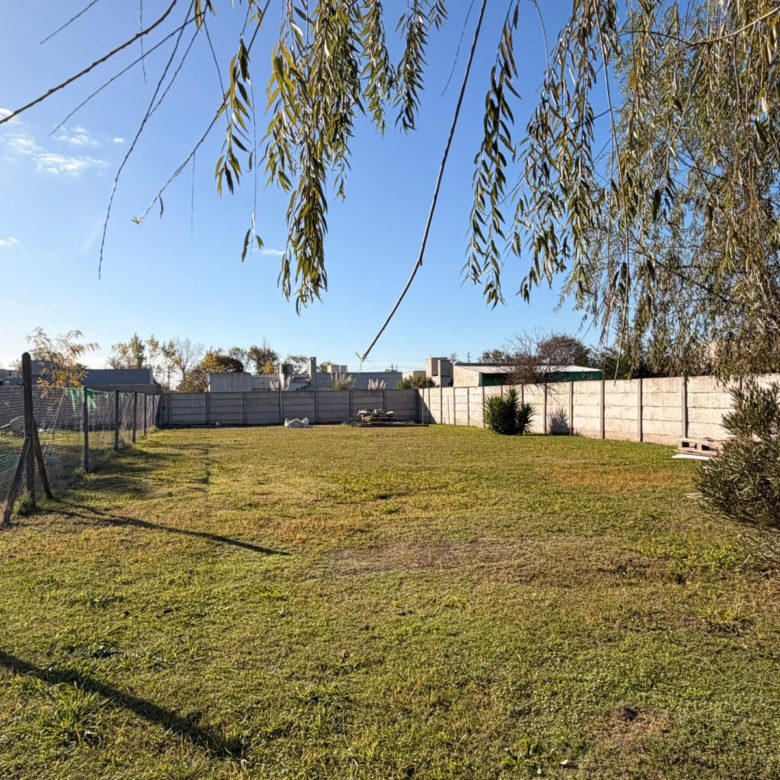 Venta de casa en LOBOS con 3 dormitorios.