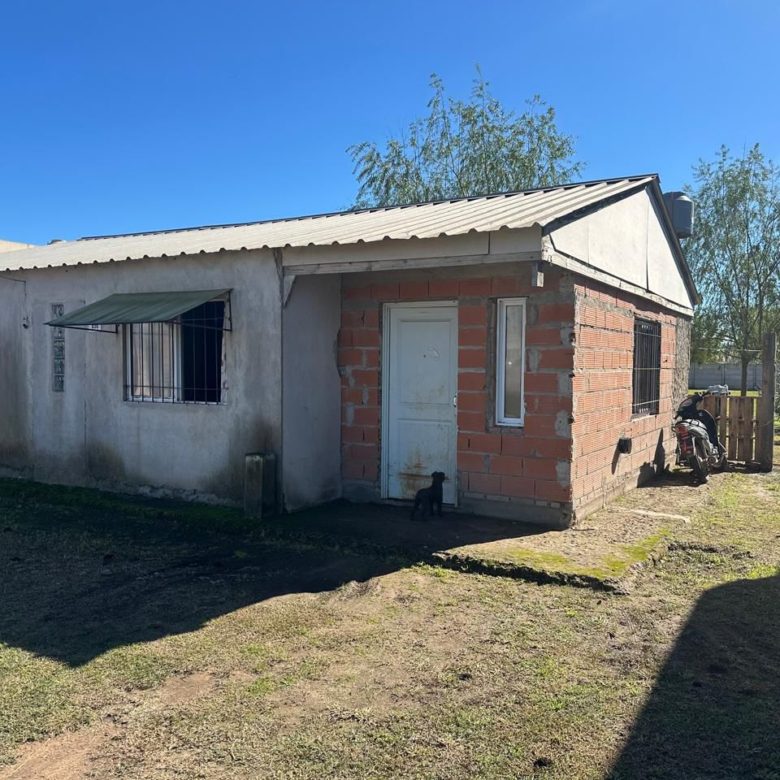 Venta de casa en LOBOS con 3 dormitorios.