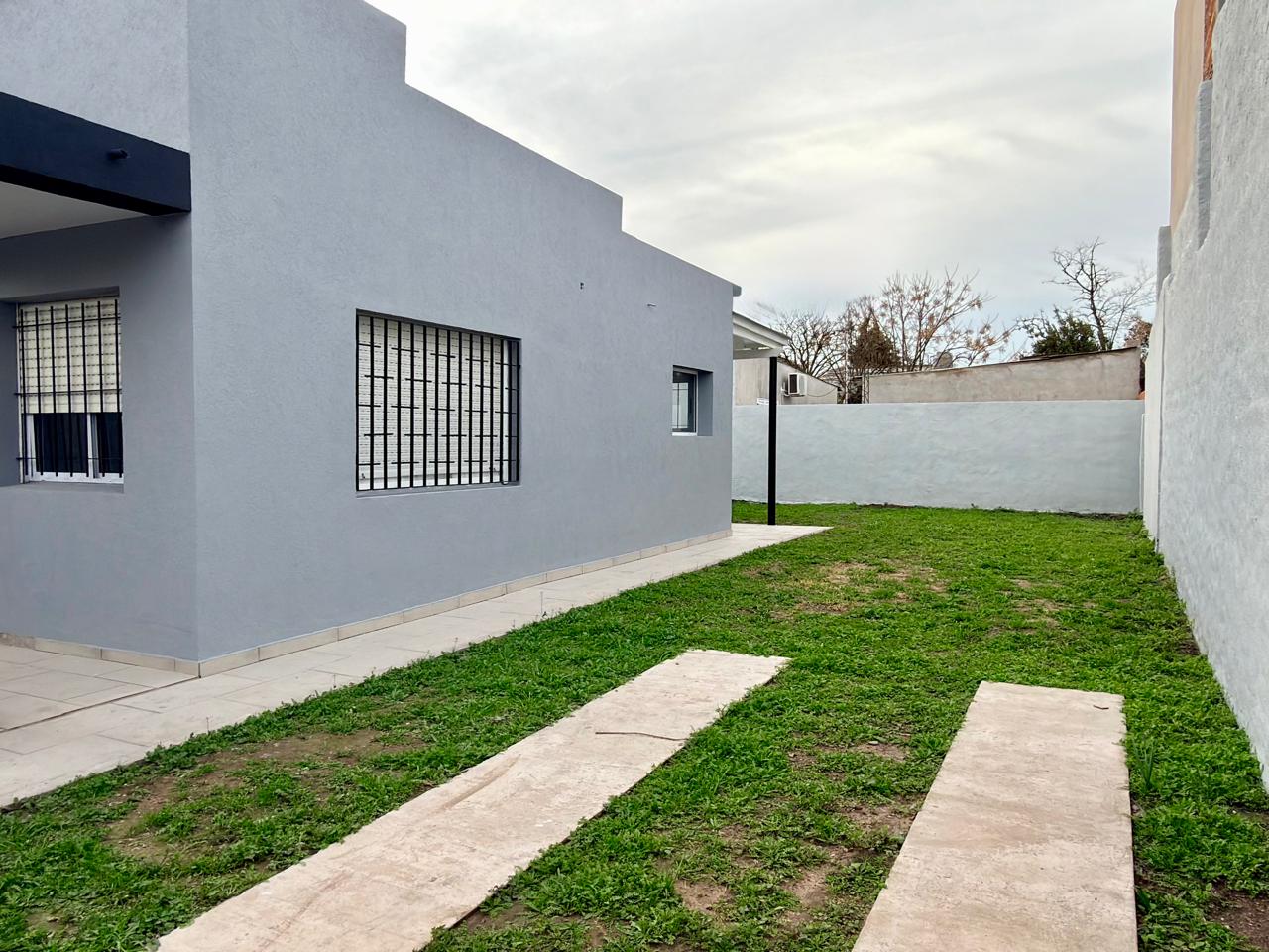 En Venta- Casa luminosa, con espacio verde a minutos del centro de Lobos