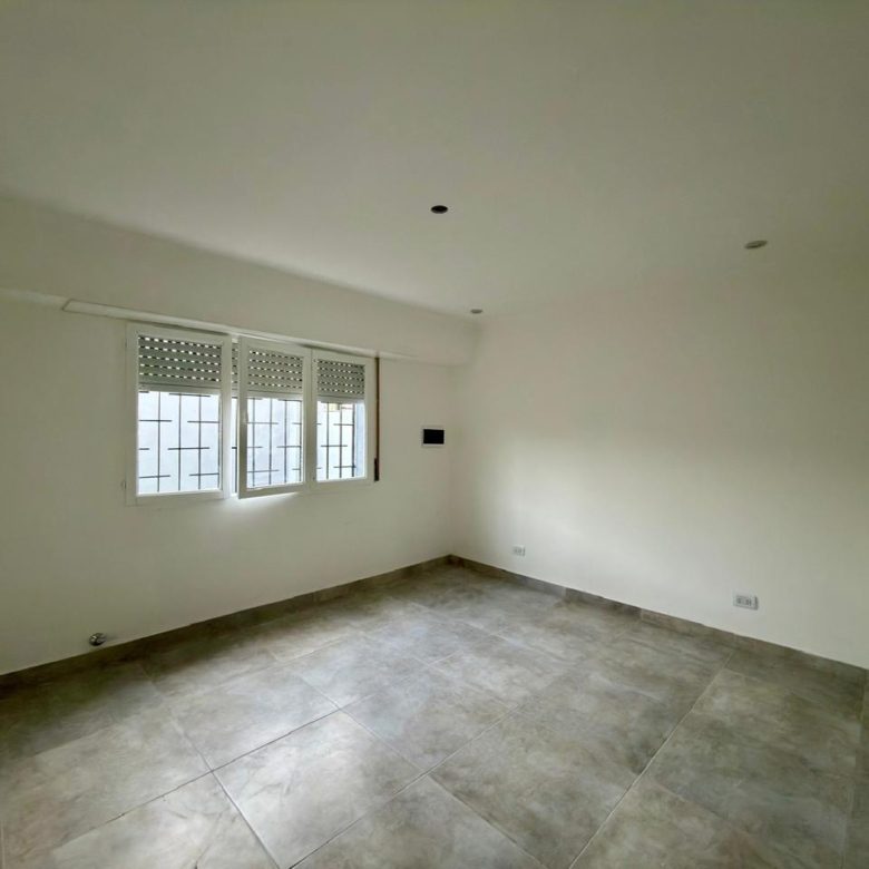 En Venta- Casa luminosa, con espacio verde a minutos del centro de Lobos