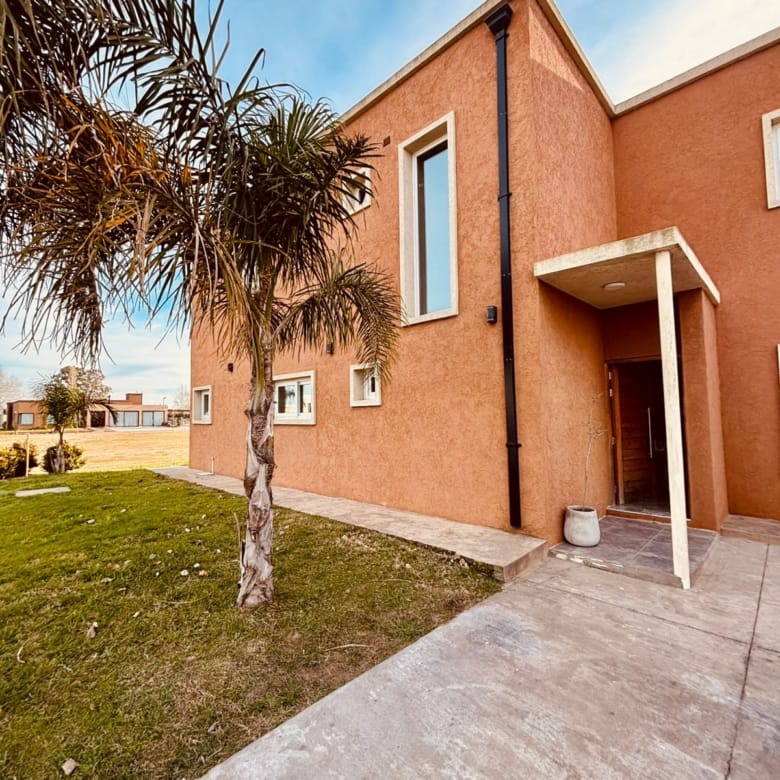 Casa en Venta en Club de Campo La Federala, Lobos (3 Dorm – 1200 m²)