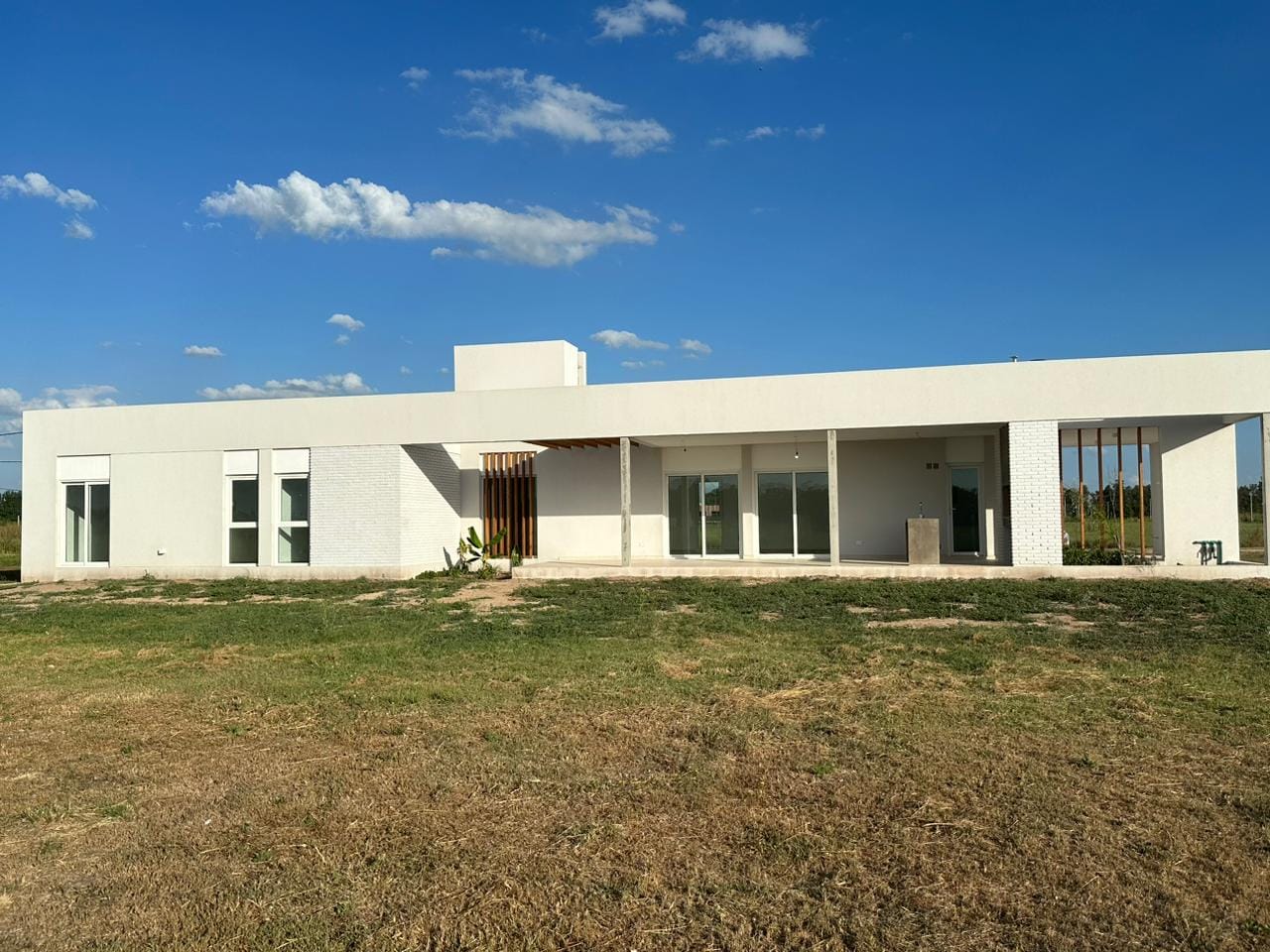 Casa a Estrenar en Venta en Lobos (3 Dorm – 2000 m²)