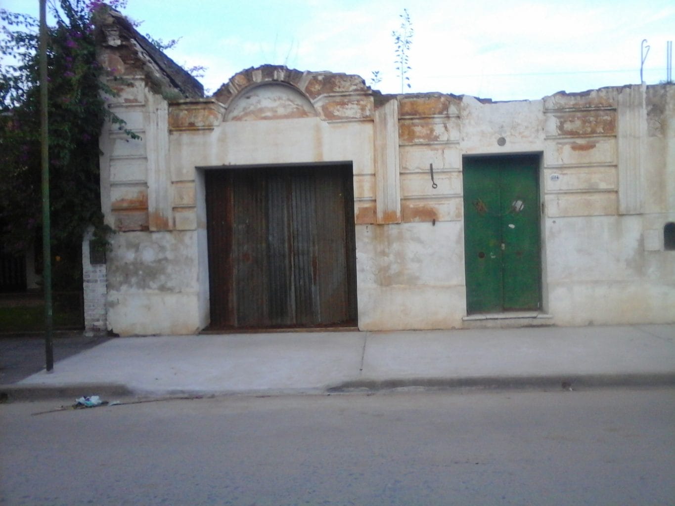 20150525_174047 Lote de 590 mts en la calle ppal de Lobos. Pegado al museo de Perón