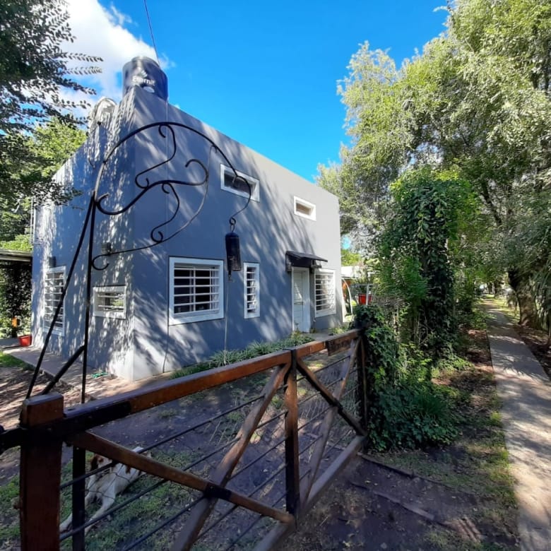En Venta – Casa Tipo Loft con Pileta a Una Cuadra de la Laguna de Lobos