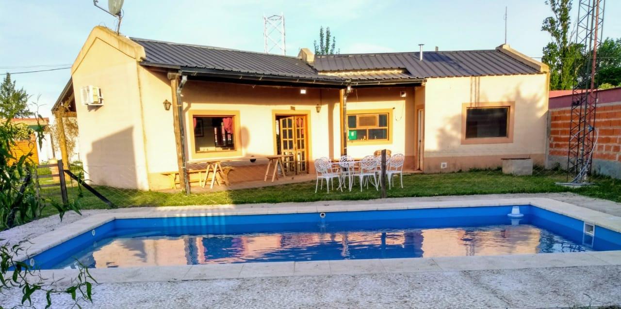 Casa con Pileta en Venta en Ayacucho 241 y 243, Laguna de Lobos (2 Dorm – 600 m²)