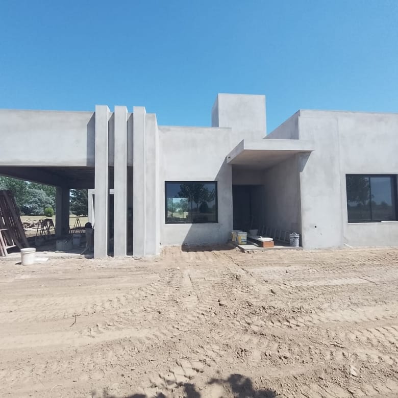Casa a Estrenar en Venta en Club de Campo La Federala, Lobos (3 Dorm – 1200 m²)