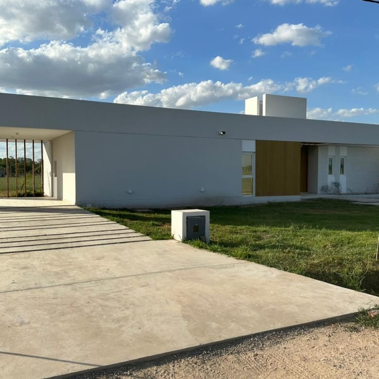 Casa a Estrenar en Venta en Lobos (3 Dorm – 2000 m²)