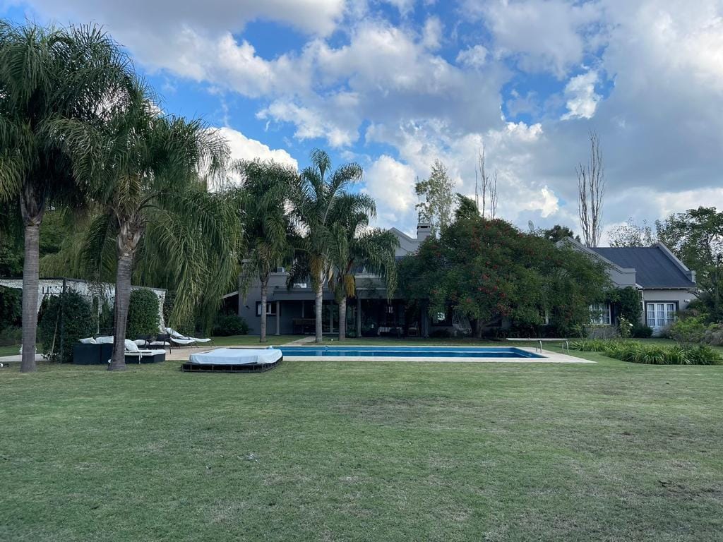 En Venta – Hermosa Casa Céntrica con Piscina en Lobos