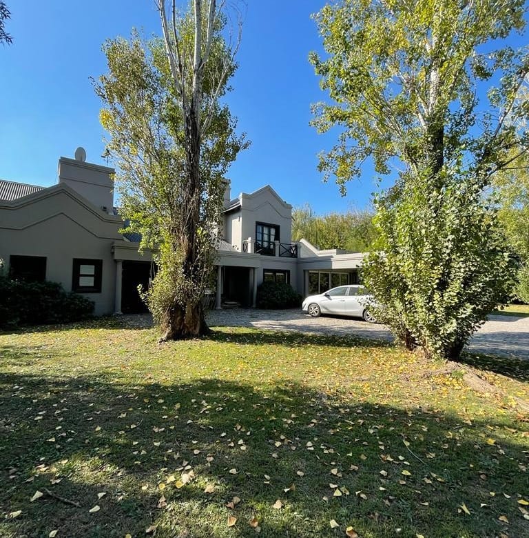 En Venta – Hermosa Casa Céntrica con Piscina en Lobos