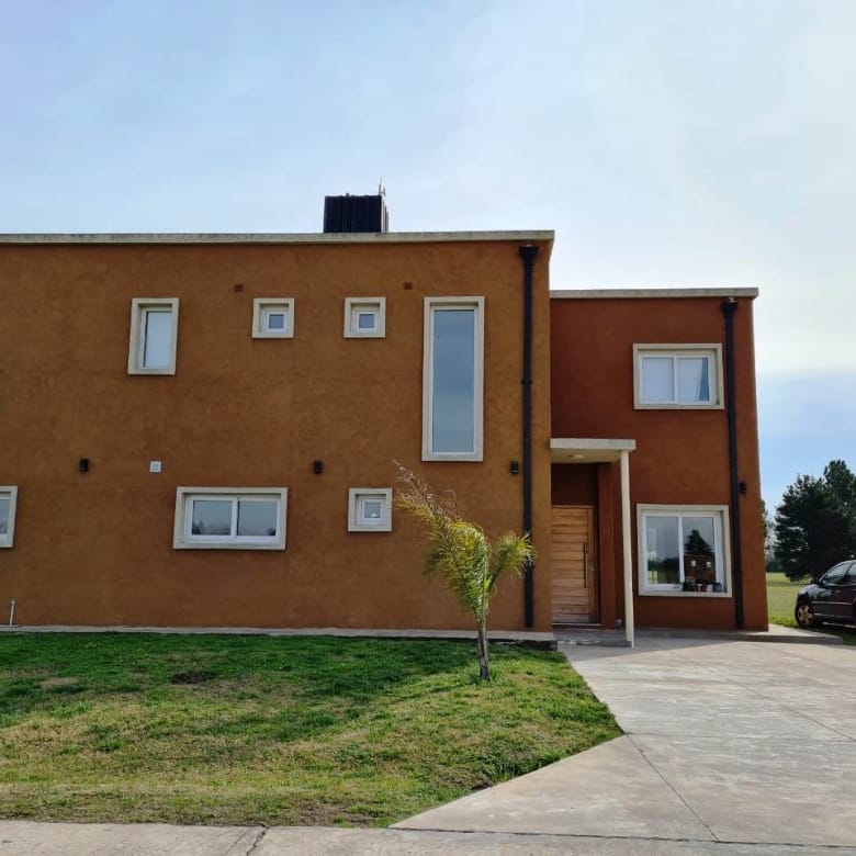 Casa en Venta en Club de Campo La Federala, Lobos (3 Dorm – 1200 m²)