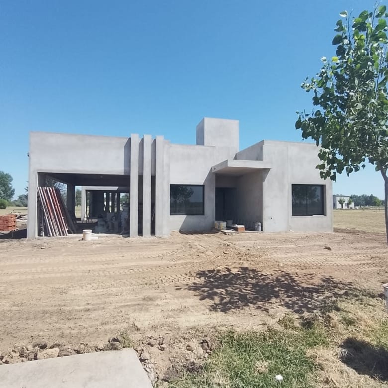 Casa a Estrenar en Venta en Club de Campo La Federala, Lobos (3 Dorm – 1200 m²)