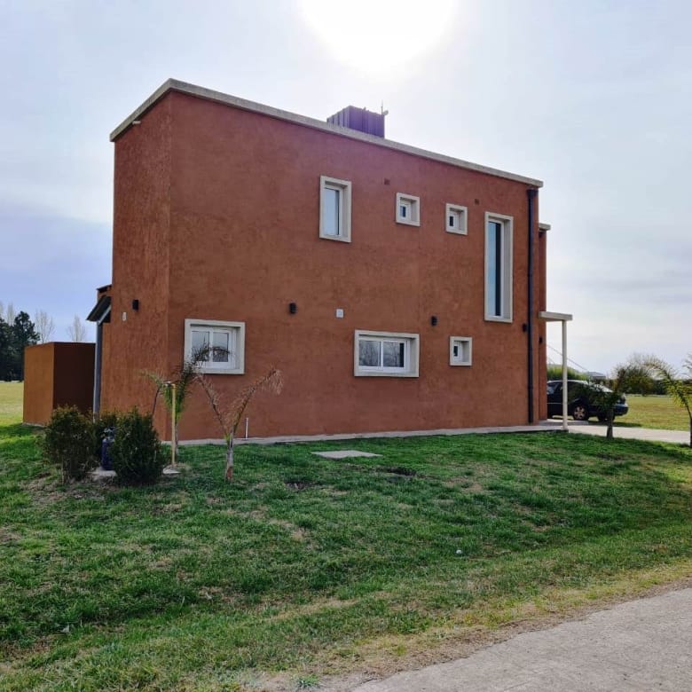 Casa en Venta en Club de Campo La Federala, Lobos (3 Dorm – 1200 m²)