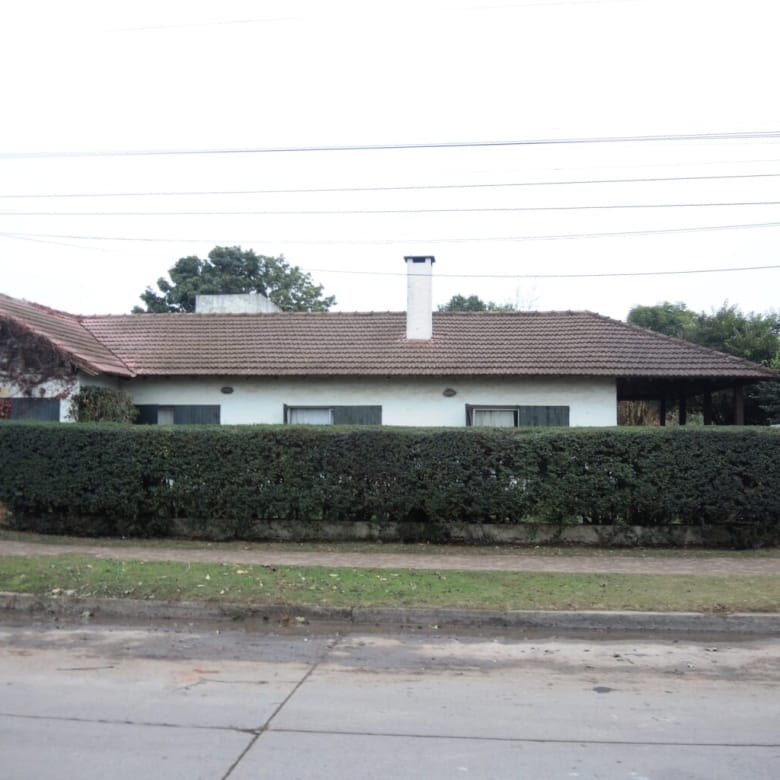 CASA EN VENTA, LOBOS.