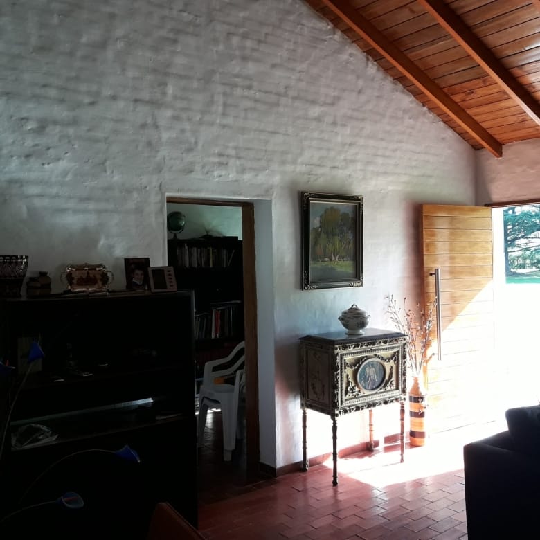 Hermosa Casa quinta en Lobos, con importante forestación. 1 hectárea