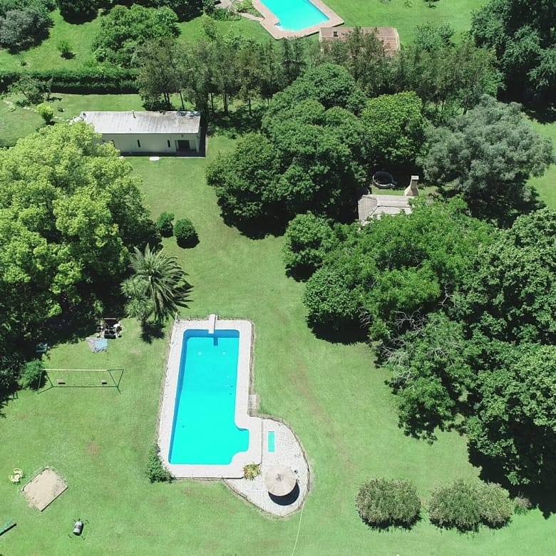 Hermosa Casa quinta en Lobos, con importante forestación. 1 hectárea