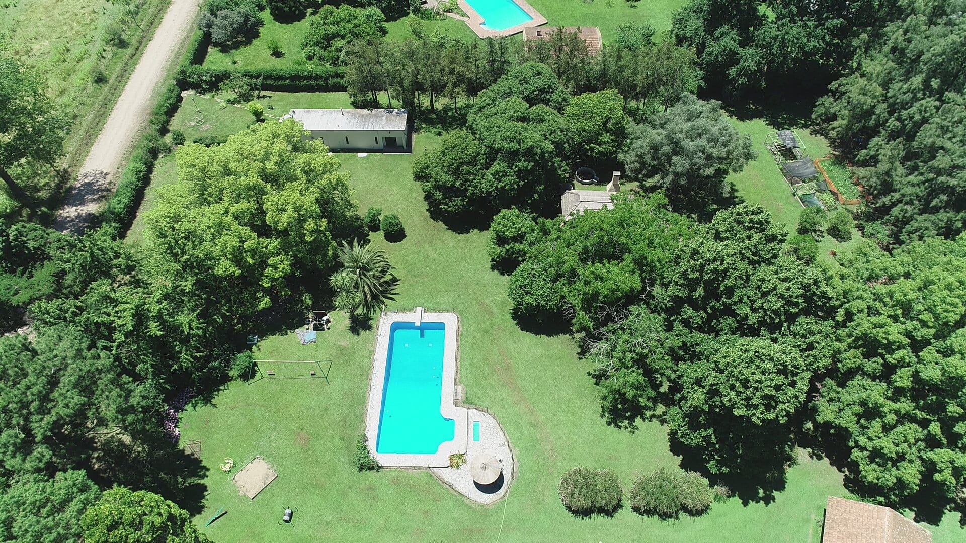 Hermosa Casa quinta en Lobos, con importante forestación. 1 hectárea