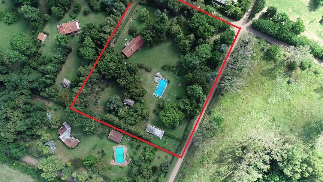Vista-aerea Hermosa Casa quinta en Lobos, con importante forestación. 1 hectárea