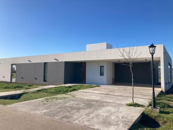 Casa a Estrenar en Club de Campo La Federala, Lobos