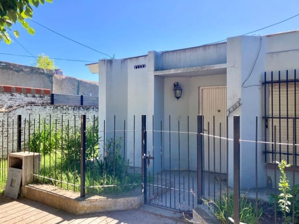 Casa a Refaccionar en Venta en Lobos Centro (2 Dorm – 430 m²)