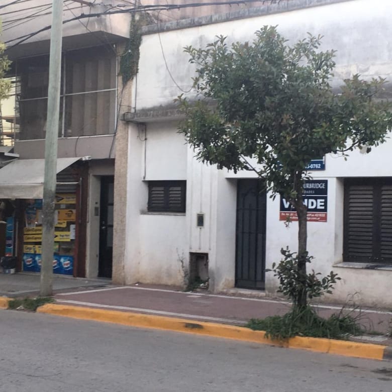 Casa a una cuadra de la plaza 1810 Lobos