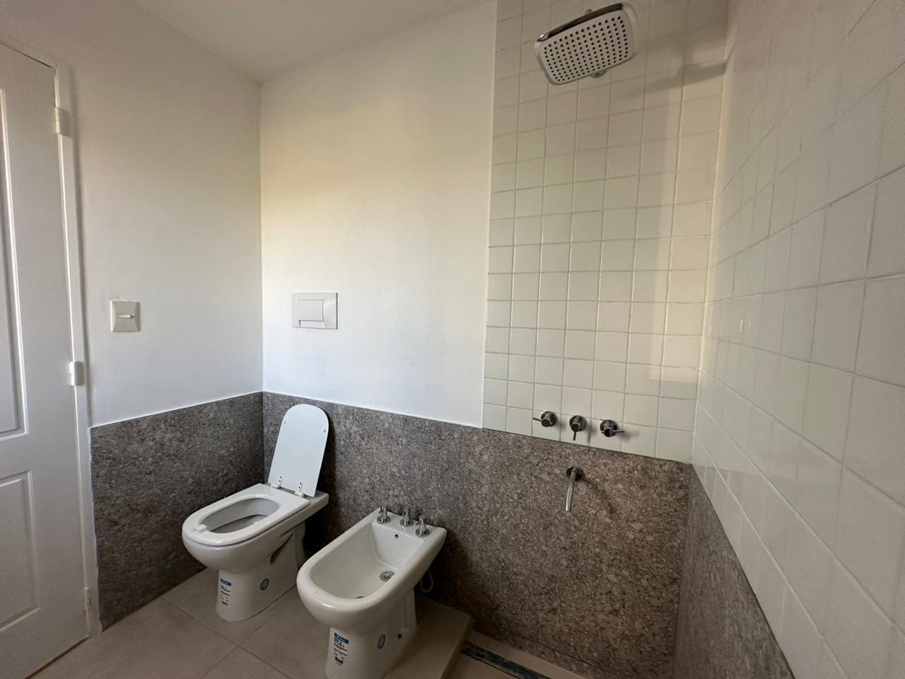 Casa a Estrenar en Venta en Lobos (3 Dorm – 2000 m²)