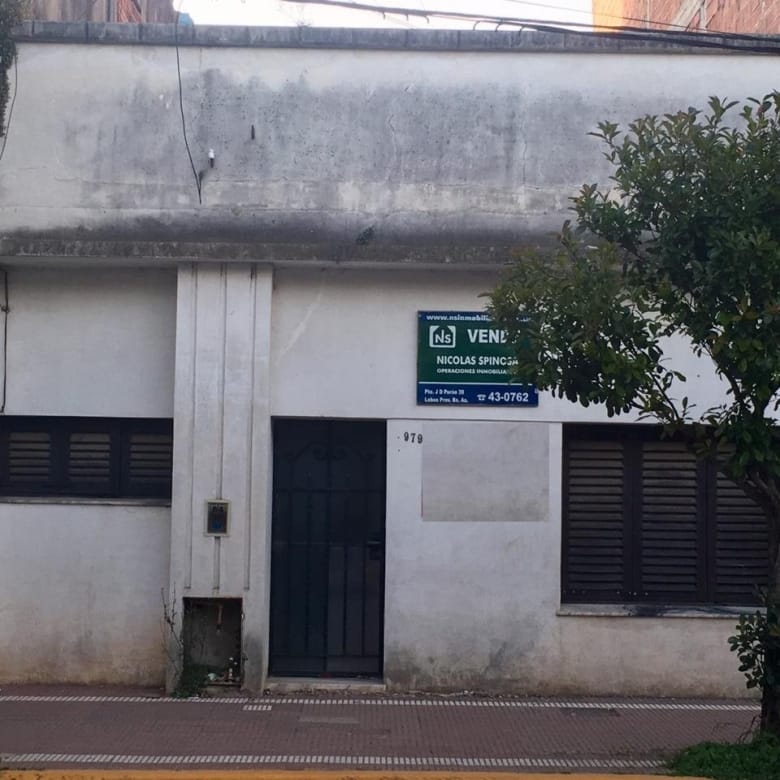 Casa a una cuadra de la plaza 1810 Lobos