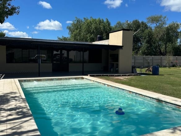Quinta con Pileta en Venta en Salta y Brawn, Lobos (324 m²)