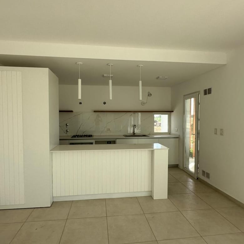 Casa a Estrenar en Venta en Lobos (3 Dorm – 2000 m²)