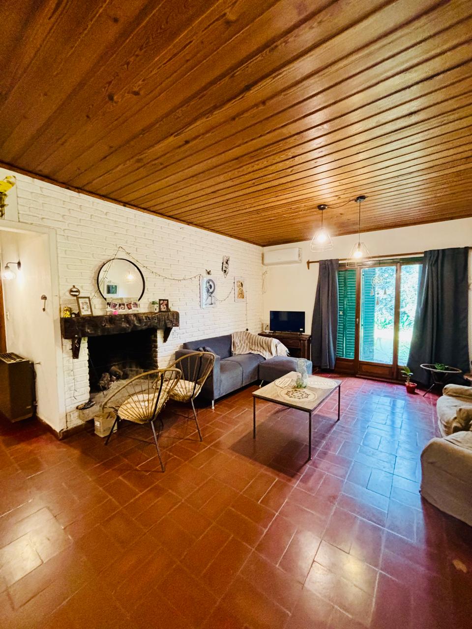 Chalet con Quincho en Venta en Lobos