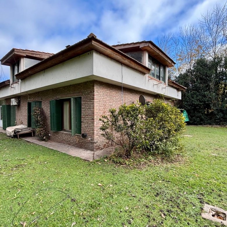 Chalet con Quincho en Venta en Lobos