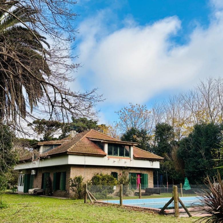 Chalet con Quincho en Venta en Lobos
