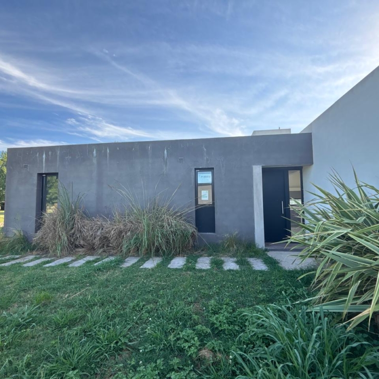 Casa a Estrenar en Venta en Club de Campo La Federala, Lobos (3 Dorm – 1200 m²)